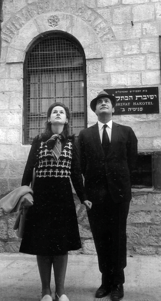 Maurice and Vivienne Wohl outside Yeshivat Hakotel